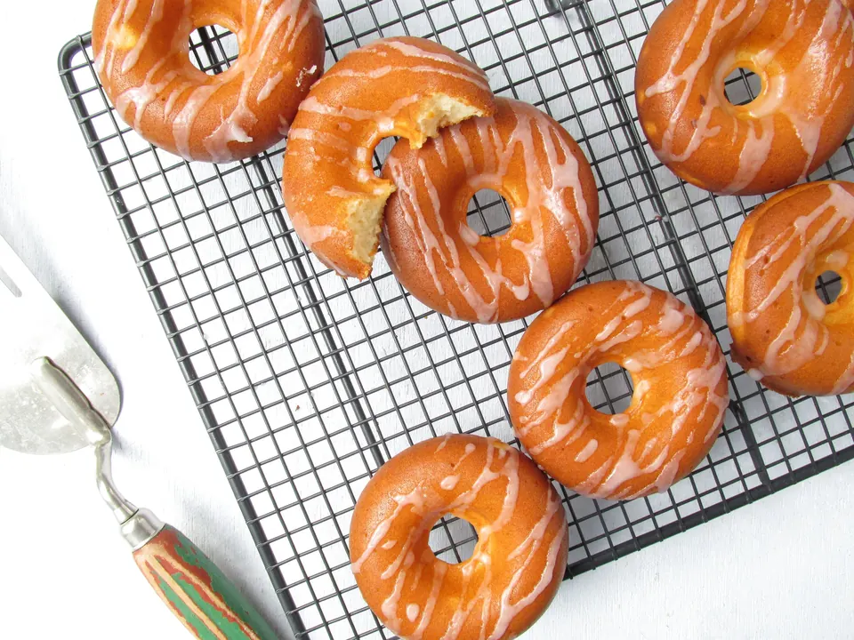 lemon glazed greek yogurt donuts