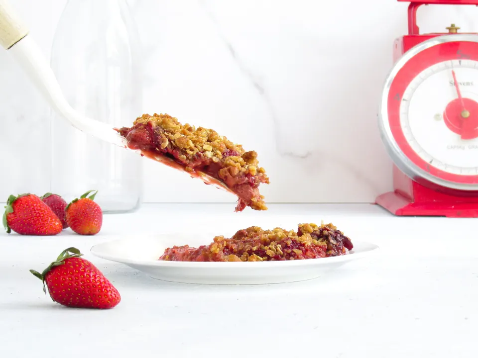 strawberry ginger crumble