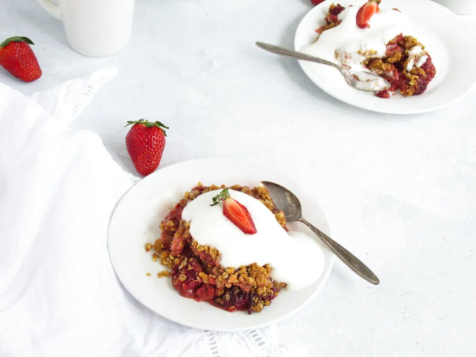 strawberry ginger crumble