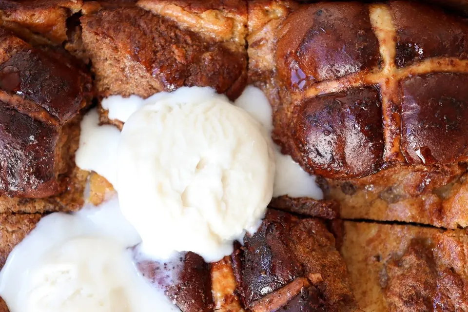apple pie hot cross bun pudding