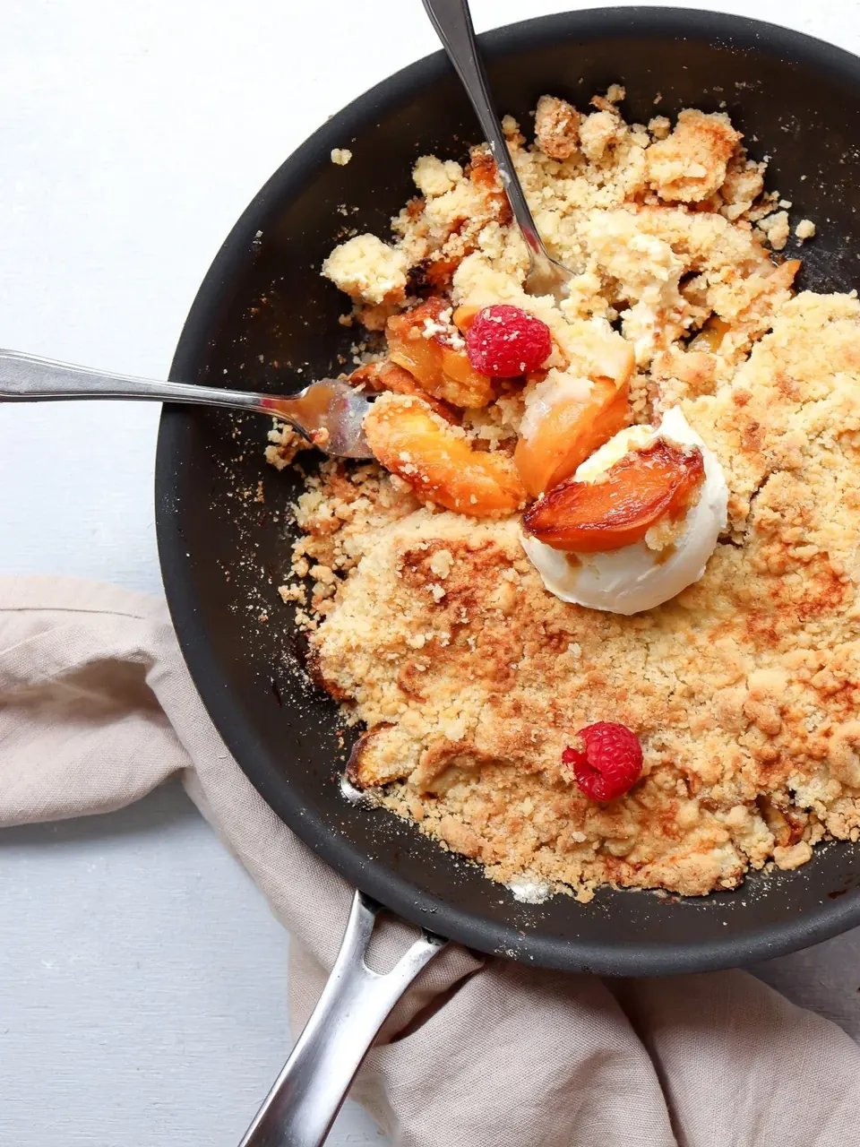 peach cobbler in skillet pan