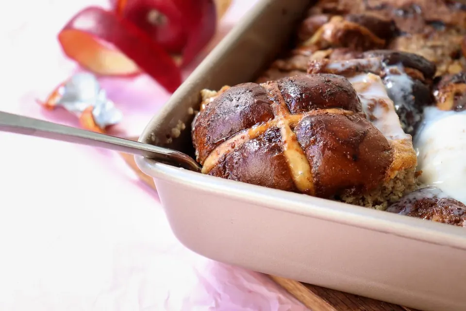 apple pie hot cross bun pudding