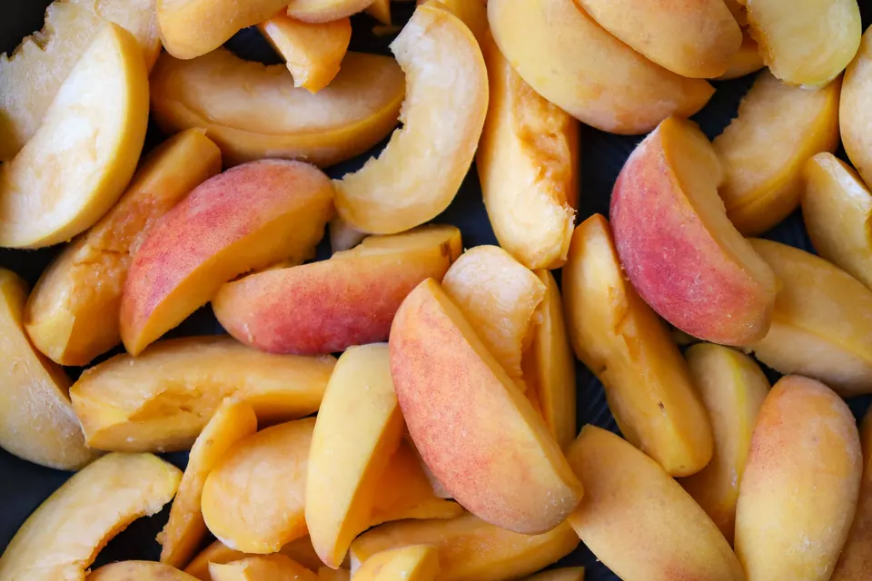 sliced peaches