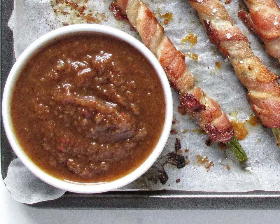 Bacon-wrapped asparagus spears with spicy date dipping sauce